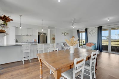/international/au/82-mcnamaras-lane-narromine-nsw-152656328/