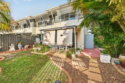 /international/au/10-68-pulgul-street-urangan-qld-152466248/
