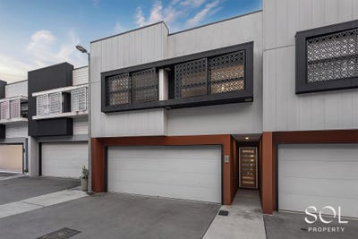 /international/au/5-19-eminence-lane-bridgeman-downs-qld-151210860/