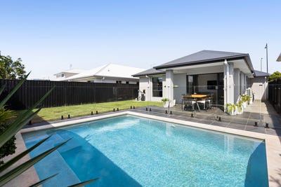 /international/au/27-daintree-drive-palmview-qld-151189268/