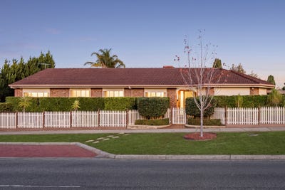 /international/au/1-narrawong-close-rowville-vic-151213700/