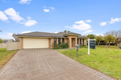 /international/au/35-loughan-road-junee-nsw-151373536/