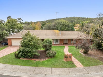 /international/au/19-mannagum-court-kilmore-vic-151427120/