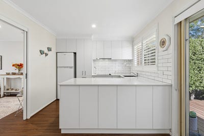/international/au/10-2-lander-crescent-amaroo-act-150905556/