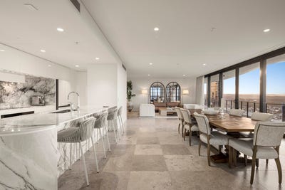 /international/au/3501-33-surf-parade-broadbeach-qld-151402320/