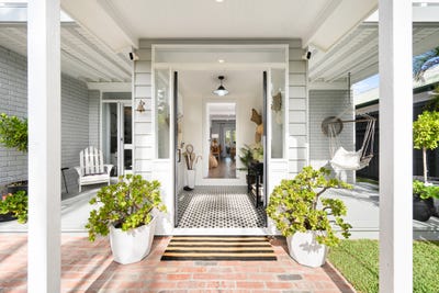 /international/au/36-clam-street-runaway-bay-qld-151558540/