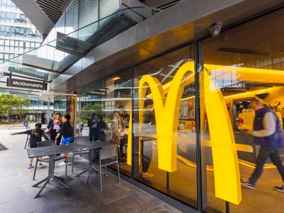 /international/au/mcdonald-s-33-305-botany-road-zetland-nsw-505143496/