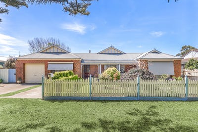 /international/au/12-high-street-koroit-vic-152680988/