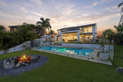 /international/au/3-village-low-road-benowa-waters-qld-152468164/