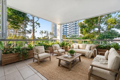 /international/au/8a-28-bayview-street-runaway-bay-qld-151479912/