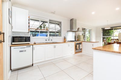 /international/au/30-sandra-court-sale-vic-152536752/