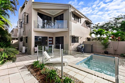 /international/au/5-19-king-street-urangan-qld-151619300/