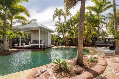 /international/au/15-coconut-grove-castaways-beach-qld-148023328/