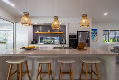 /international/au/22-pandanus-drive-horseshoe-bay-qld-148109868/