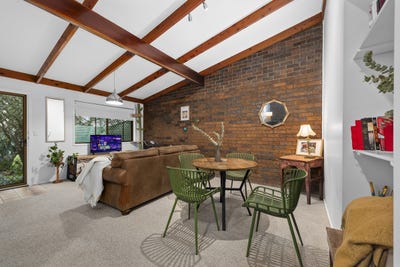 /international/au/8-1-whichello-street-newtown-qld-151442432/
