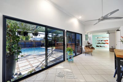 /international/au/27-traviston-way-burrum-heads-qld-148460624/