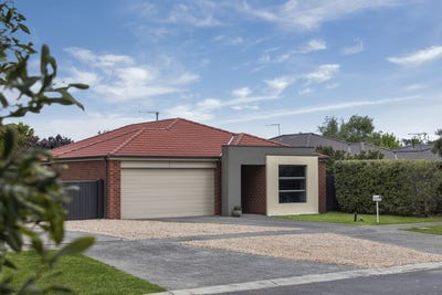 /international/au/30-black-avenue-gisborne-vic-152657720/
