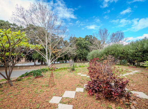 16 Stradbroke Gardens, Ridgewood, WA 6030