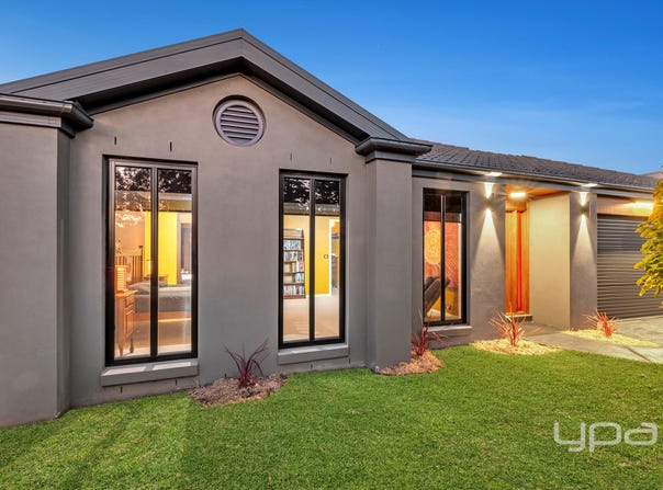 8 Sumner Crescent, Point Cook, Vic 3030