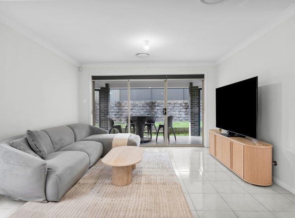 40 Coral Flame Circuit, Gregory Hills, NSW 2557