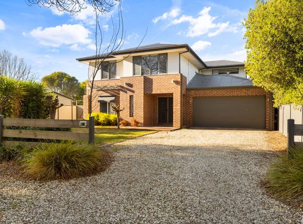 16 Bailey Street, Porepunkah, Vic 3740
