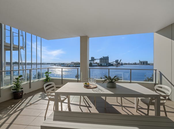 302/17 Honeysuckle Drive, Newcastle, NSW 2300