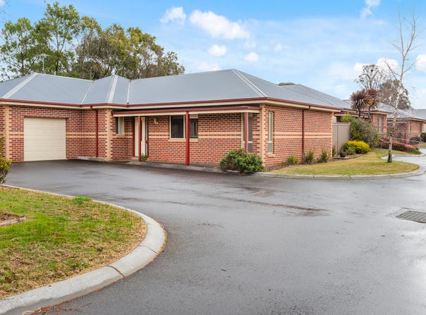2/128 Barry Street, Romsey, Vic 3434