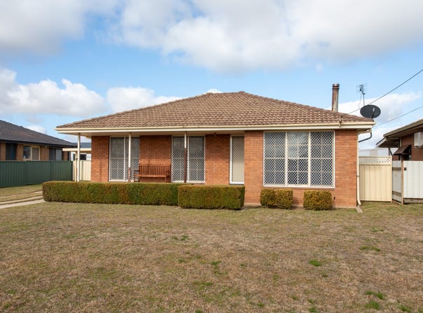 100 Lyall Street, Cowra, NSW 2794
