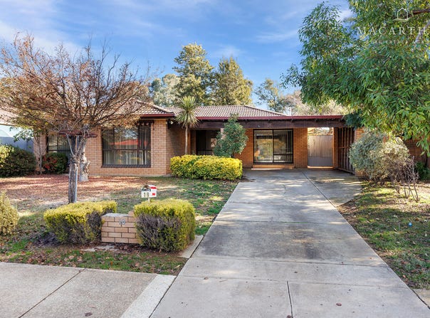 18 Pinaroo Drive, Glenfield Park, NSW 2650