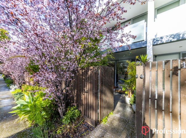 2/46 Eucalyptus Drive, Maidstone, Vic 3012