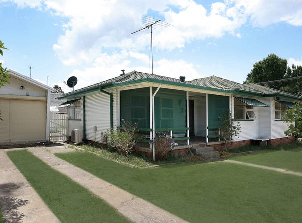 8 Canberra Crescent, Campbelltown, NSW 2560