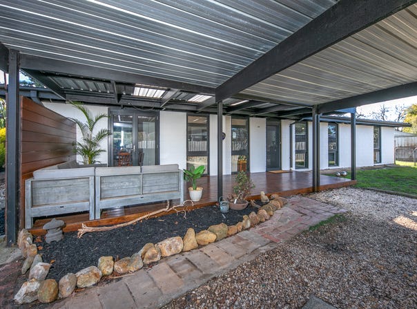19 Russell Avenue, Woodend, Vic 3442