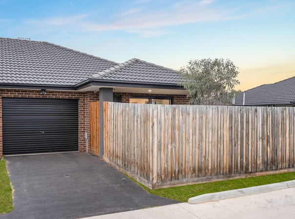 13 Cornelius Close, Melton South, Vic 3338