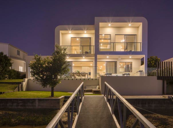15 Lakeside Avenue, Broadbeach Waters, Qld 4218