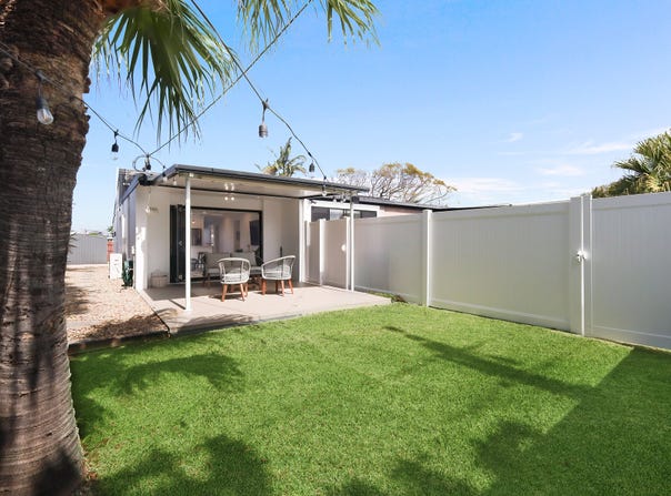 1/82 Dawn Parade, Miami, Qld 4220