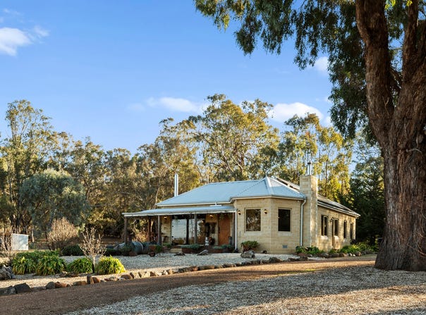 256 Dry Creek Road, Bonnie Doon, Vic 3720