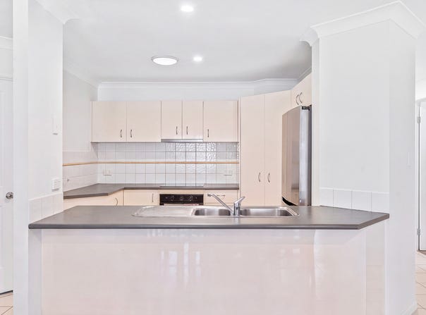 8 Leighanne Crescent, Arundel, Qld 4214