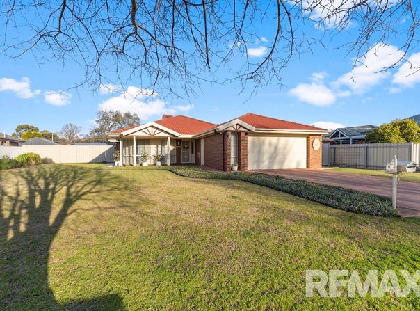 11 Coventry Place, Lake Albert, NSW 2650