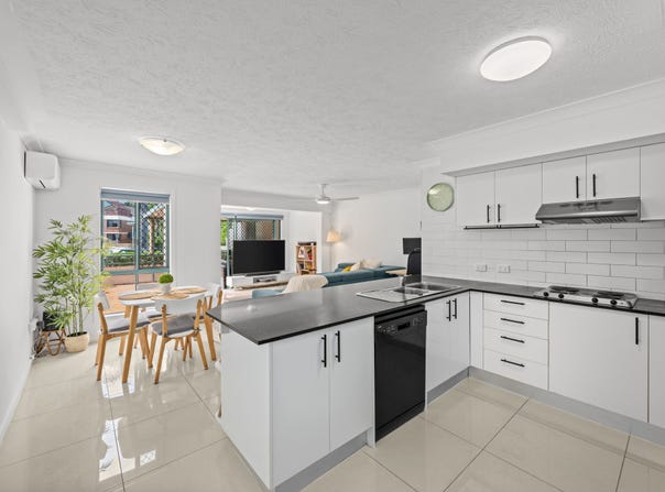 3/7-9 Robert Street, Labrador, Qld 4215