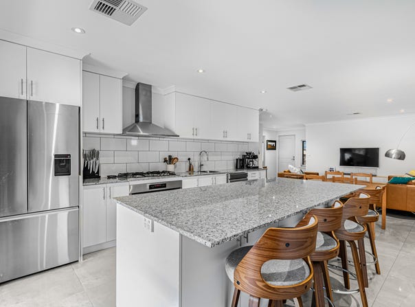 2 Oakes Way, Hammond Park, WA 6164