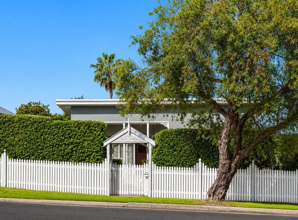 18 Bellevue Parade, Labrador, Qld 4215