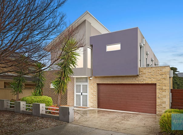 4 Stradbroke Gardens, Caroline Springs, Vic 3023
