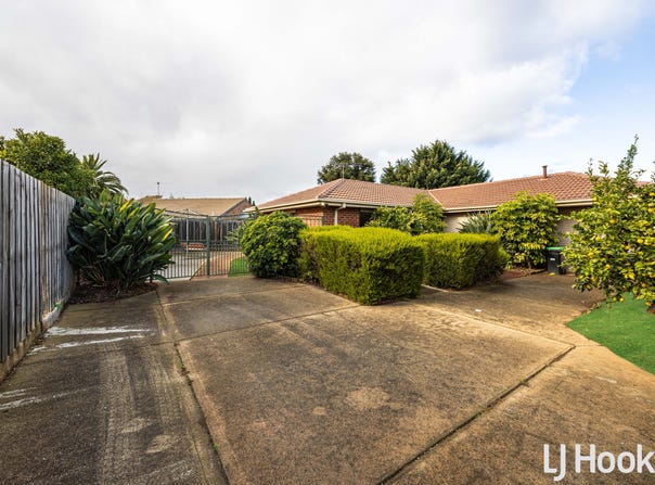 2/70 Coburns Road, Melton South, Vic 3338