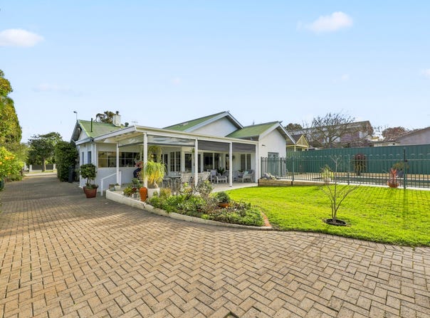 8 Renown Avenue, Victor Harbor, SA 5211