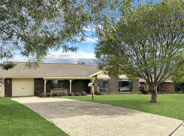 18 Keevil Drive, Young, NSW 2594