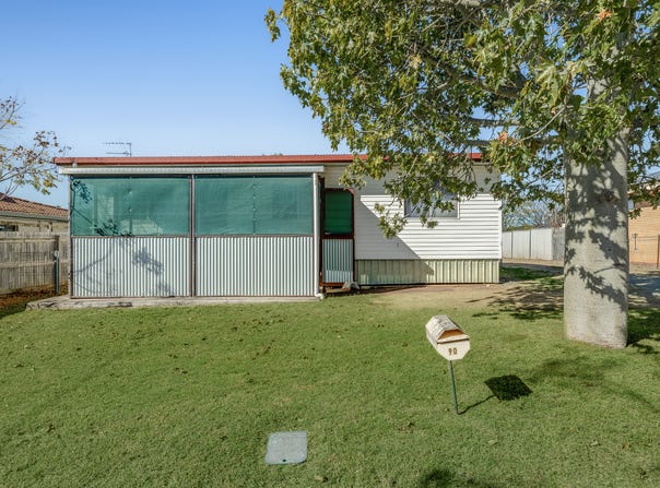 90 Proposch Street, Oakey, Qld 4401