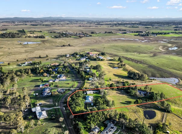 4 Loch Goyle Drive, Woodville, NSW 2321