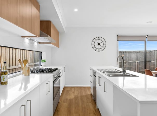 16 Tartan Drive, Clyde North, Vic 3978