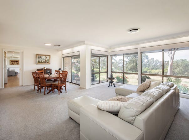 110 Dellven Drive, Table Top, NSW 2640