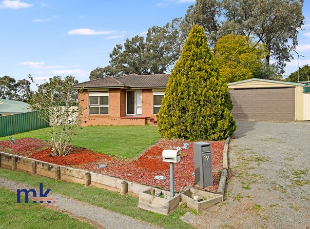 19 Sauternes Place, Eschol Park, NSW 2558